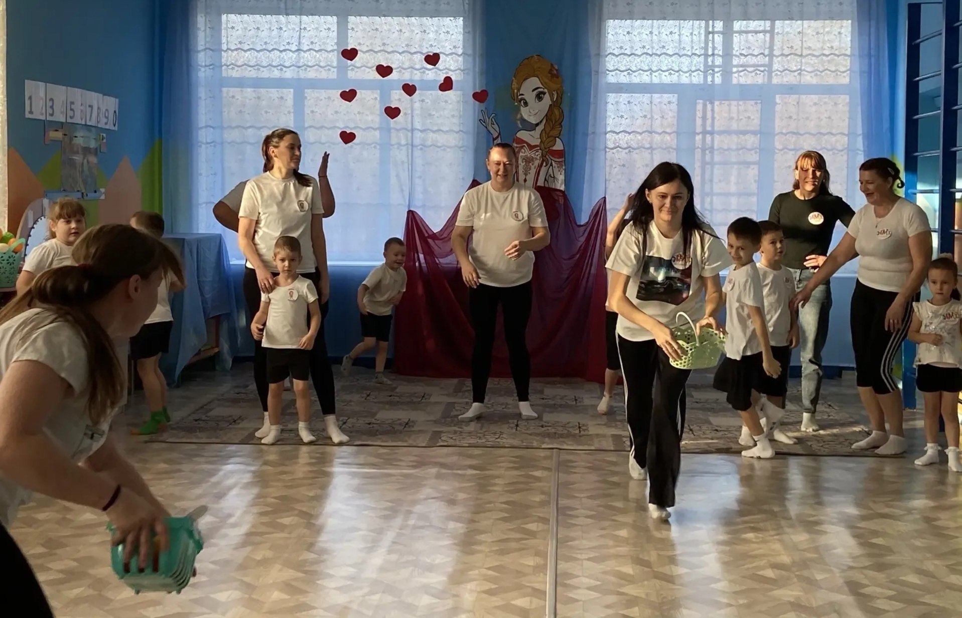 В МБДОУ – детский сад №24 «Яблонька» прошел невероятно веселый праздник, посвященный Дню Матери! В МБДОУ – детский сад №24 «Яблонька» прошел невероятно веселый праздник, посвященный Дню Матери!