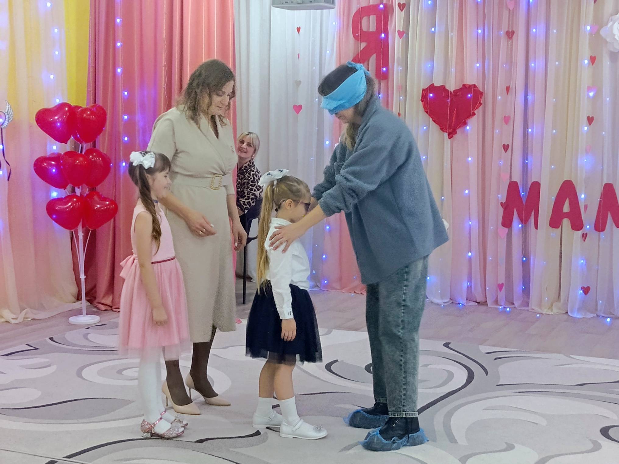 Среди многочисленных праздников, отмечаемых в нашей стране, День Матери занимает особое место Среди многочисленных праздников, отмечаемых в нашей стране, День Матери занимает особое место