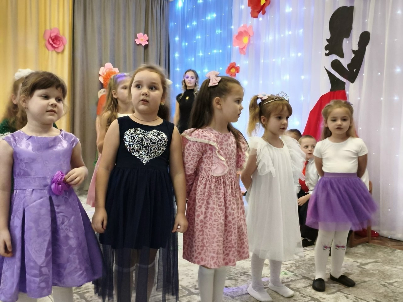 28 ноября 2025 года детский сад №8 «Тополёк» вновь наполнился радостью и теплом - здесь состоялся удивительный праздник, посвященный Дню Матери 28 ноября 2025 года детский сад №8 «Тополёк» вновь наполнился радостью и теплом - здесь состоялся удивительный праздник, посвященный Дню Матери