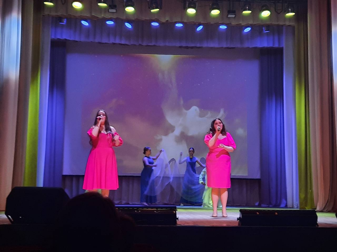 В преддверии Дня матери во дворце культуры поселка Белые Брега состоялся праздничный концерт «Мир начинается с мамы» В преддверии Дня матери во дворце культуры поселка Белые Брега состоялся праздничный концерт «Мир начинается с мамы»