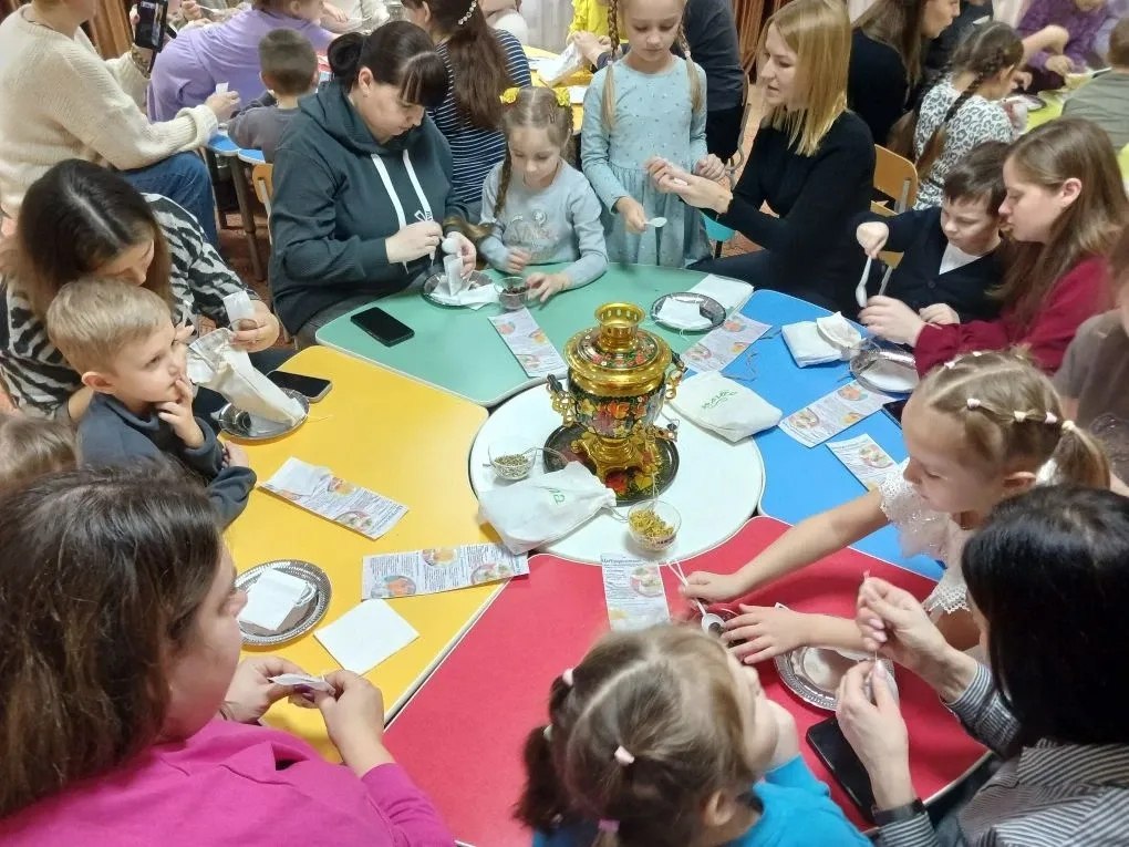 В преддверии Дня Матери в детском саду № 26 «Ласточка» была организована неделя совместного творчества «Мастерская счастья», целью которой стало укрепление связи между детьми и их матерями, а также развитие творческих... В преддверии Дня Матери в детском саду № 26 «Ласточка» была организована неделя совместного творчества «Мастерская счастья», целью которой стало укрепление связи между детьми и их матерями, а также развитие творческих...