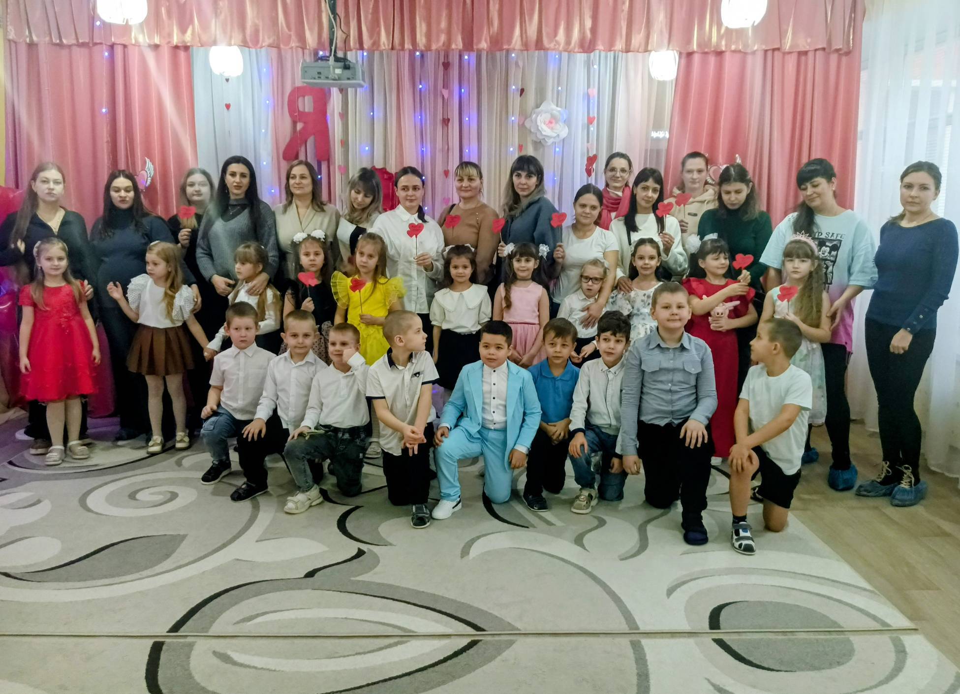 Среди многочисленных праздников, отмечаемых в нашей стране, День Матери занимает особое место