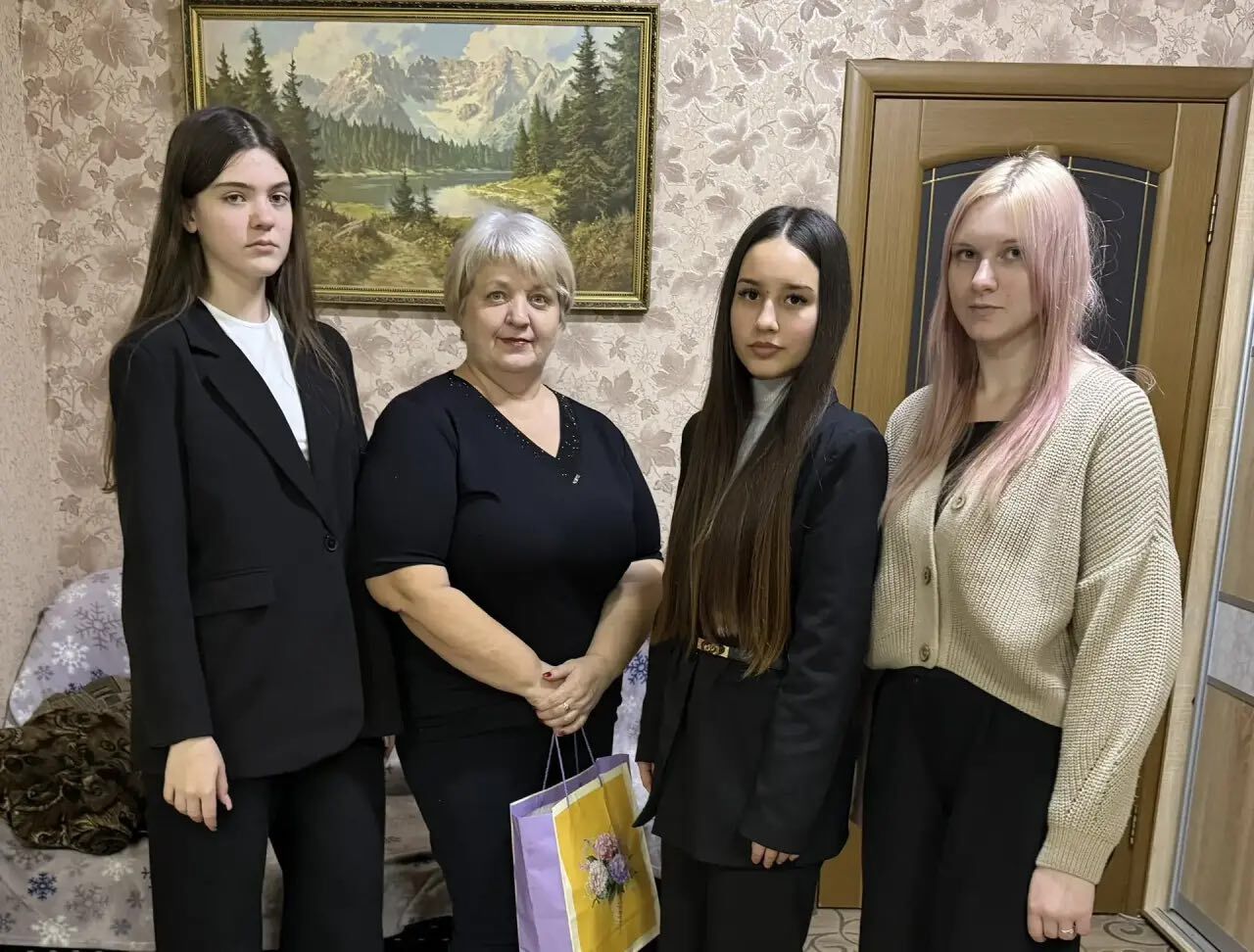 28 ноября 2025 года обучающиеся школы поздравили матерей участников СВО 28 ноября 2025 года обучающиеся школы поздравили матерей участников СВО