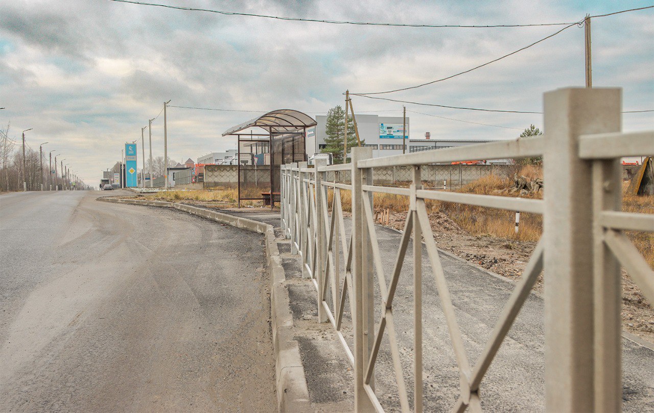 На улице Инженерной установили светофоры и остановочные павильоны На улице Инженерной установили светофоры и остановочные павильоны