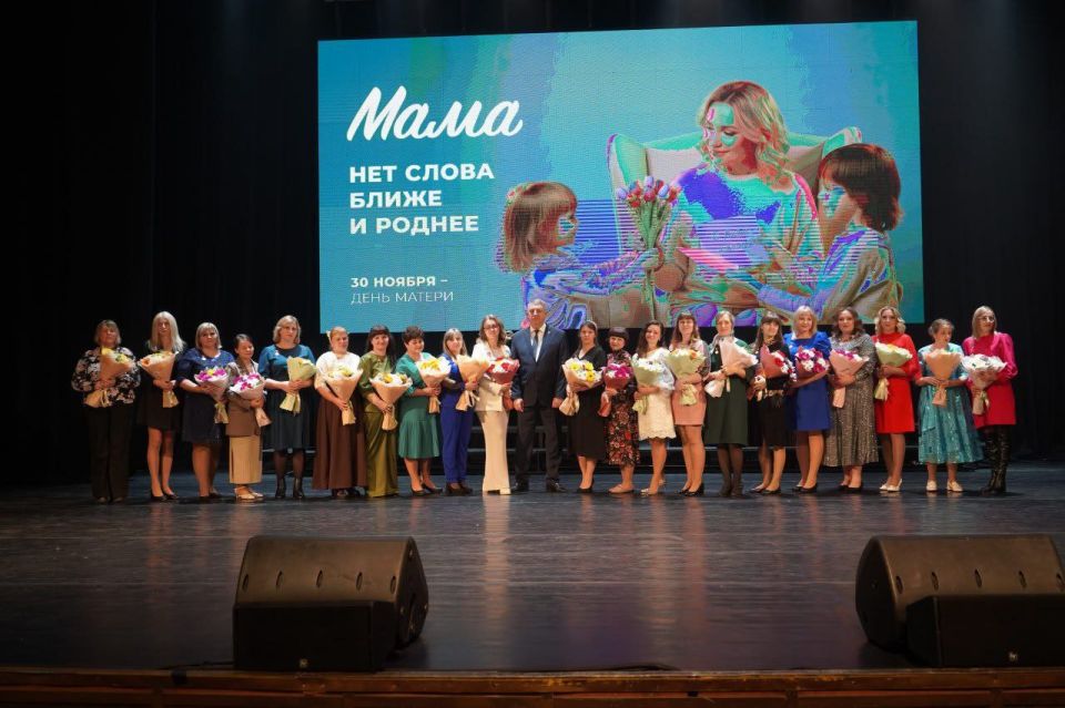 В преддверии Дня матери губернатор вручил почетный знак «Материнская слава» женщинам, воспитывающим пять и более детей