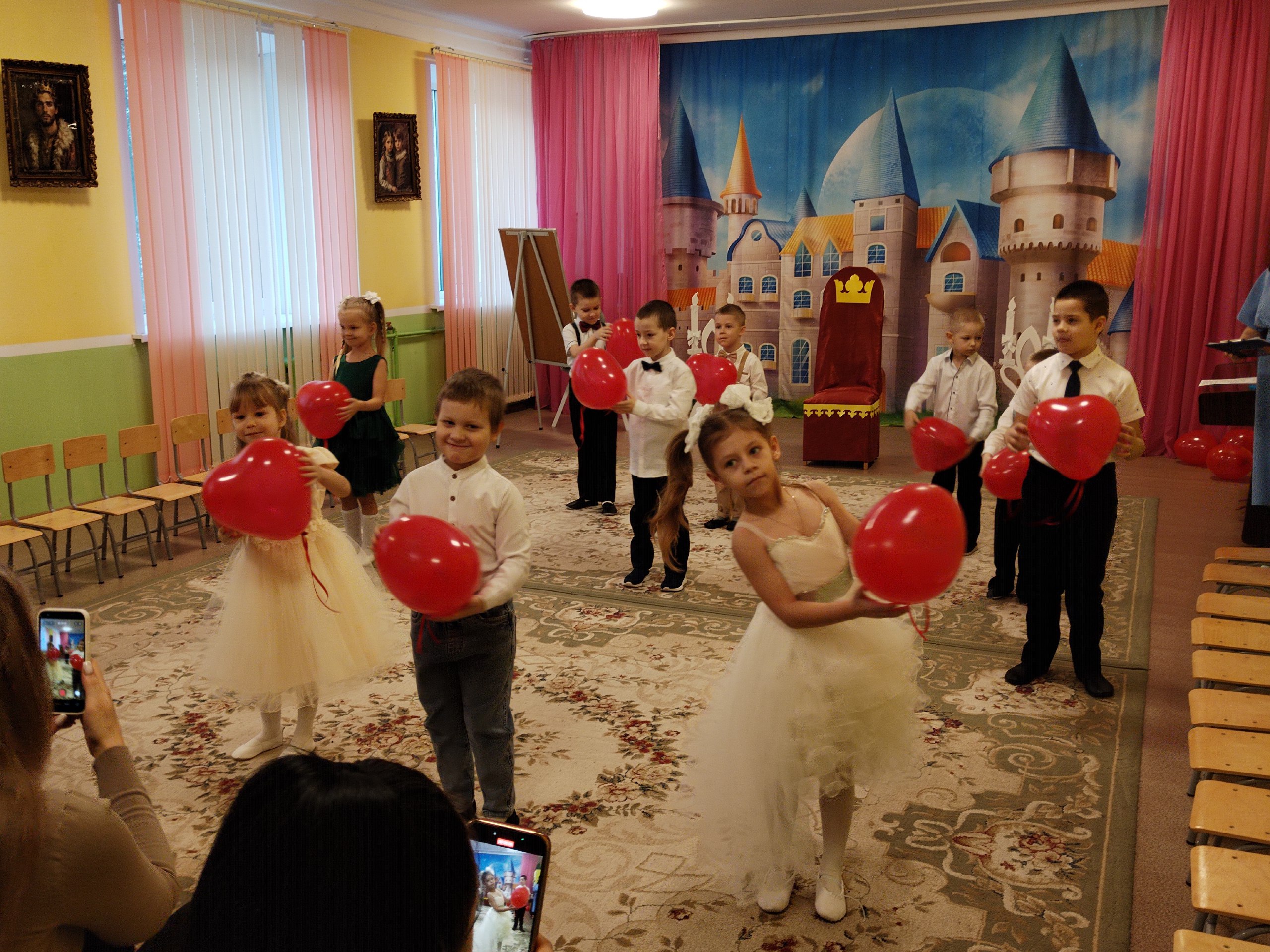 Ежегодно в России, в последнее воскресенье ноября, отмечается День матери Ежегодно в России, в последнее воскресенье ноября, отмечается День матери