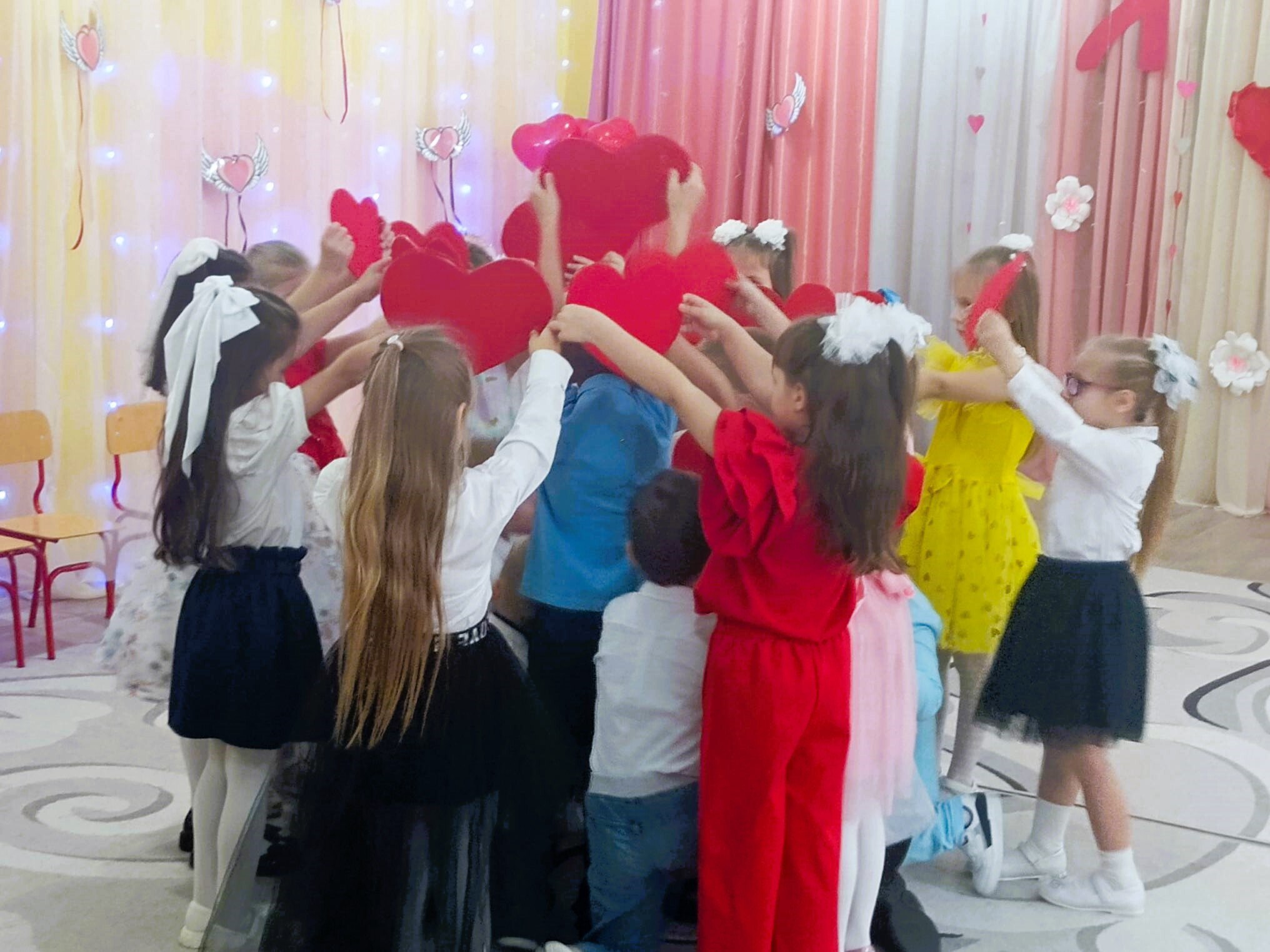 Среди многочисленных праздников, отмечаемых в нашей стране, День Матери занимает особое место Среди многочисленных праздников, отмечаемых в нашей стране, День Матери занимает особое место