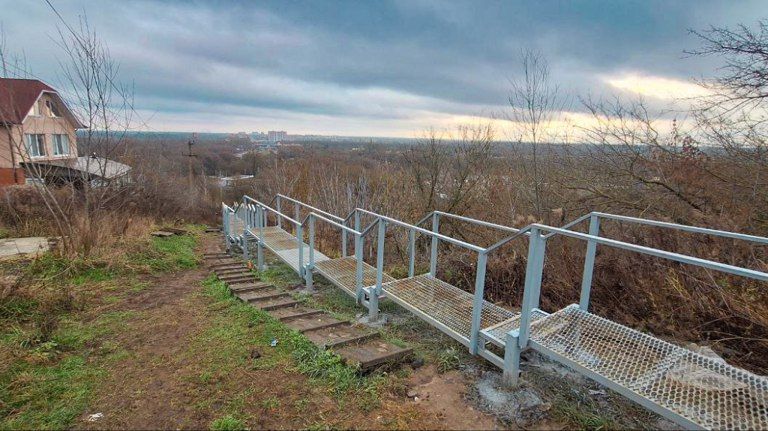 В Брянске улицы Подарную и Сакко и Ванцетти соединили металлической лестницей