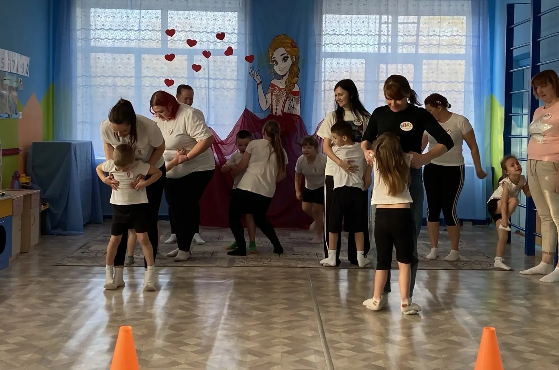 В МБДОУ – детский сад №24 «Яблонька» прошел невероятно веселый праздник, посвященный Дню Матери! В МБДОУ – детский сад №24 «Яблонька» прошел невероятно веселый праздник, посвященный Дню Матери!