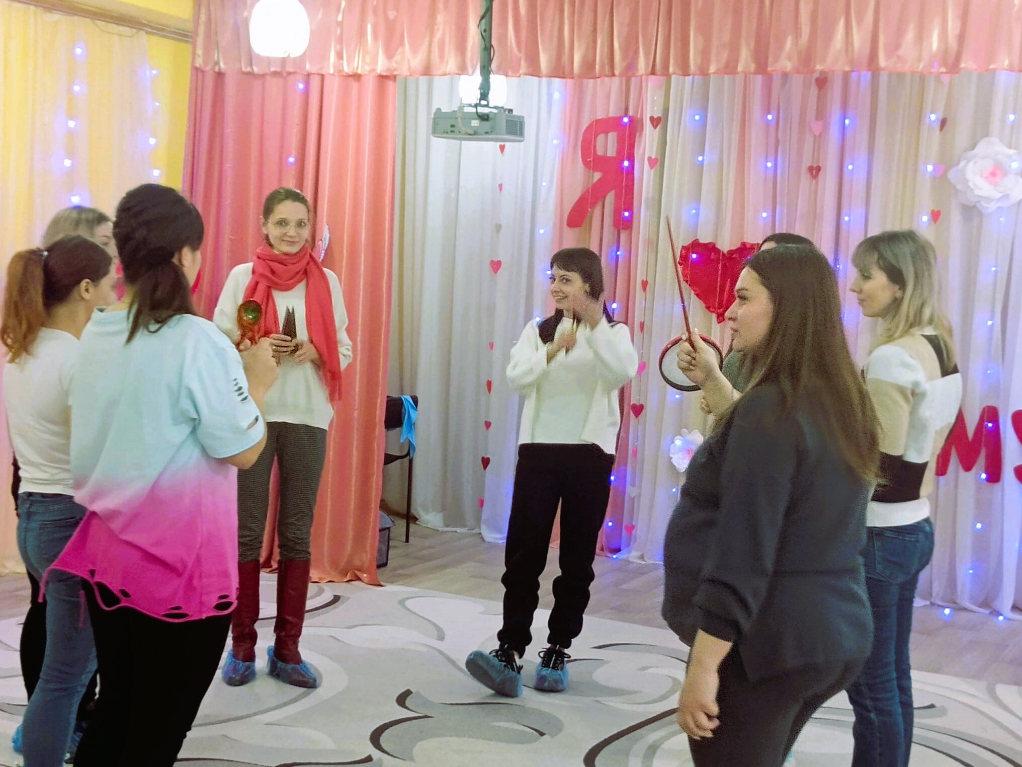 Среди многочисленных праздников, отмечаемых в нашей стране, День Матери занимает особое место Среди многочисленных праздников, отмечаемых в нашей стране, День Матери занимает особое место