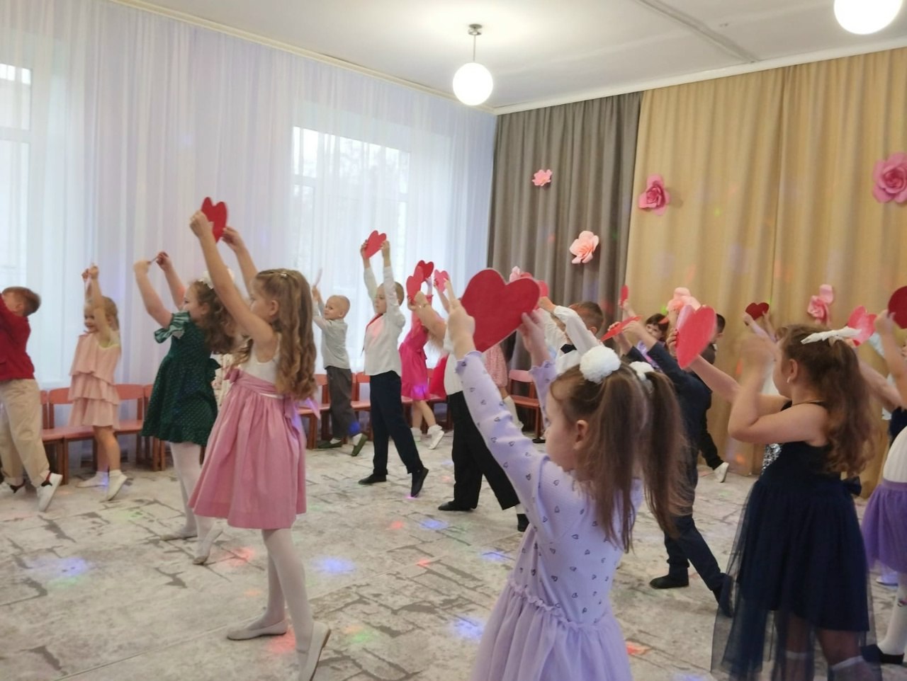 28 ноября 2025 года детский сад №8 «Тополёк» вновь наполнился радостью и теплом - здесь состоялся удивительный праздник, посвященный Дню Матери 28 ноября 2025 года детский сад №8 «Тополёк» вновь наполнился радостью и теплом - здесь состоялся удивительный праздник, посвященный Дню Матери