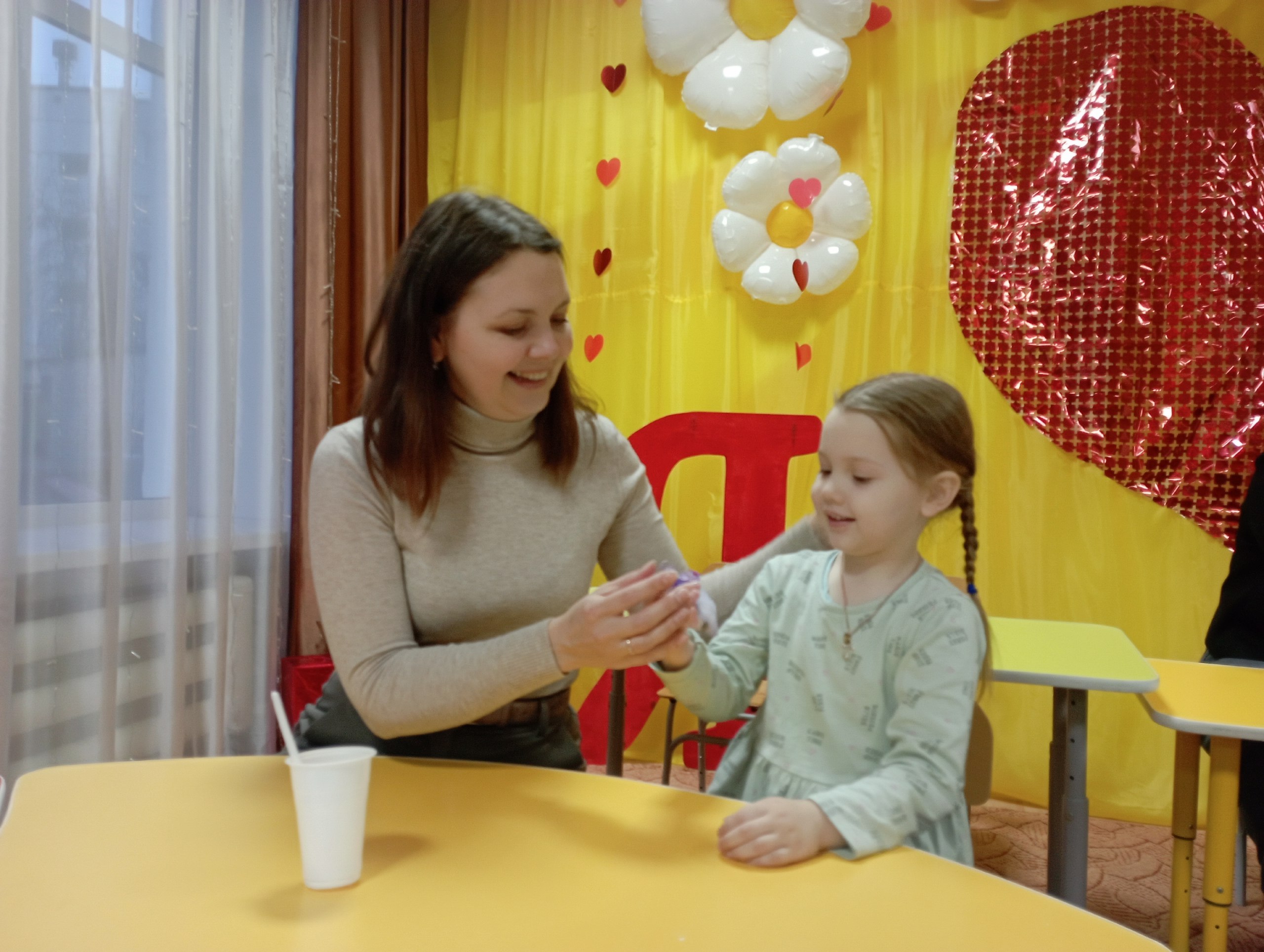 В преддверии Дня Матери в детском саду № 26 «Ласточка» была организована неделя совместного творчества «Мастерская счастья», целью которой стало укрепление связи между детьми и их матерями, а также развитие творческих... В преддверии Дня Матери в детском саду № 26 «Ласточка» была организована неделя совместного творчества «Мастерская счастья», целью которой стало укрепление связи между детьми и их матерями, а также развитие творческих...