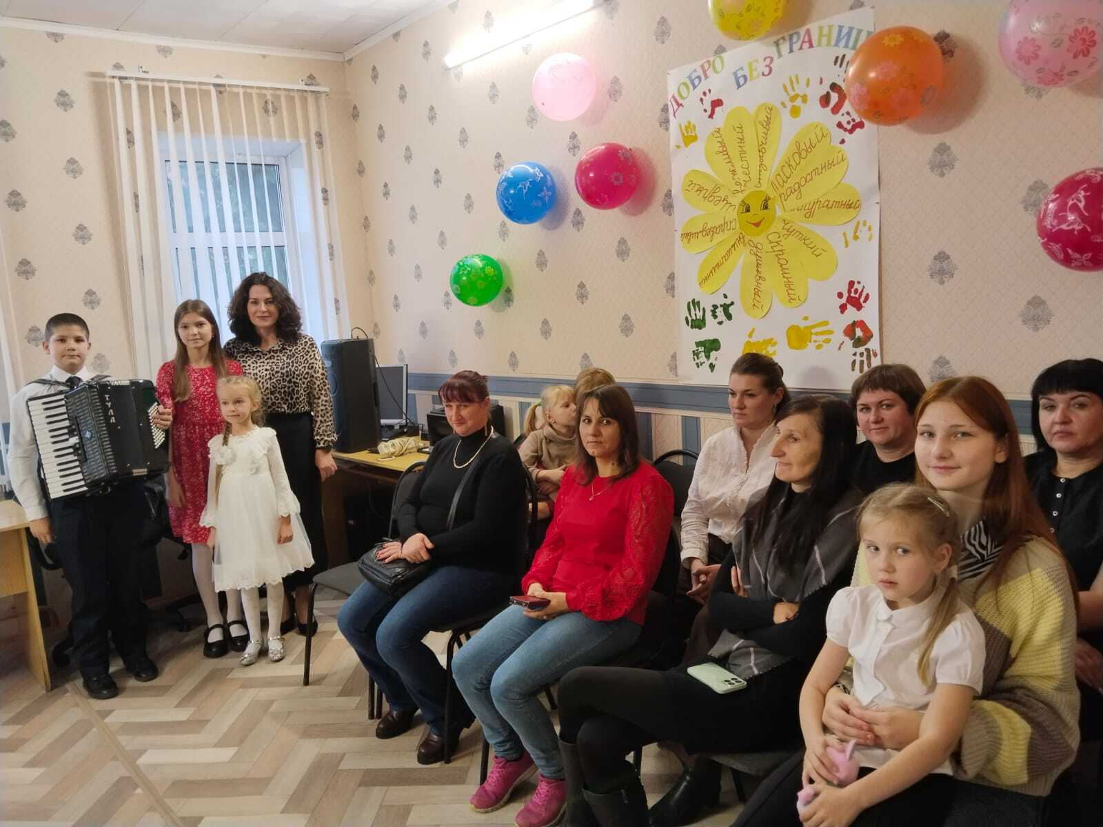 В преддверии Дня матери, 27 ноября в отделении срочного социального обслуживания и консультативной помощи семье, женщинам и детям ГБУ «КЦСОН Красногорского района» царила особая праздничная атмосфера