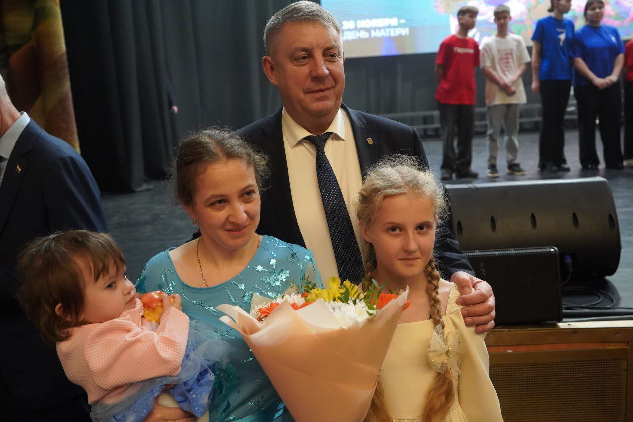 В преддверии Дня матери губернатор вручил почетный знак «Материнская слава» женщинам, воспитывающим пять и более детей В преддверии Дня матери губернатор вручил почетный знак «Материнская слава» женщинам, воспитывающим пять и более детей