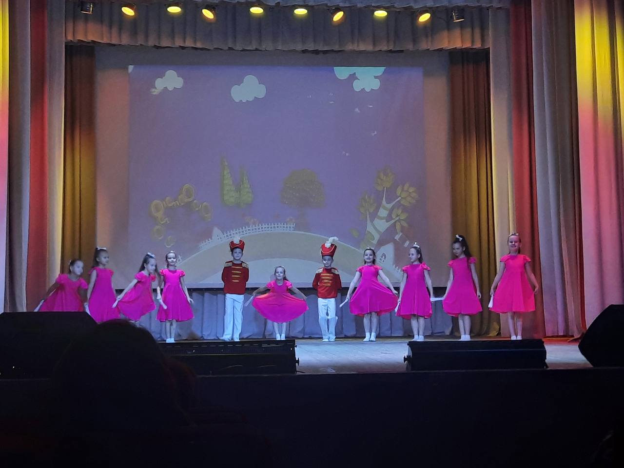 В преддверии Дня матери во дворце культуры поселка Белые Брега состоялся праздничный концерт «Мир начинается с мамы» В преддверии Дня матери во дворце культуры поселка Белые Брега состоялся праздничный концерт «Мир начинается с мамы»