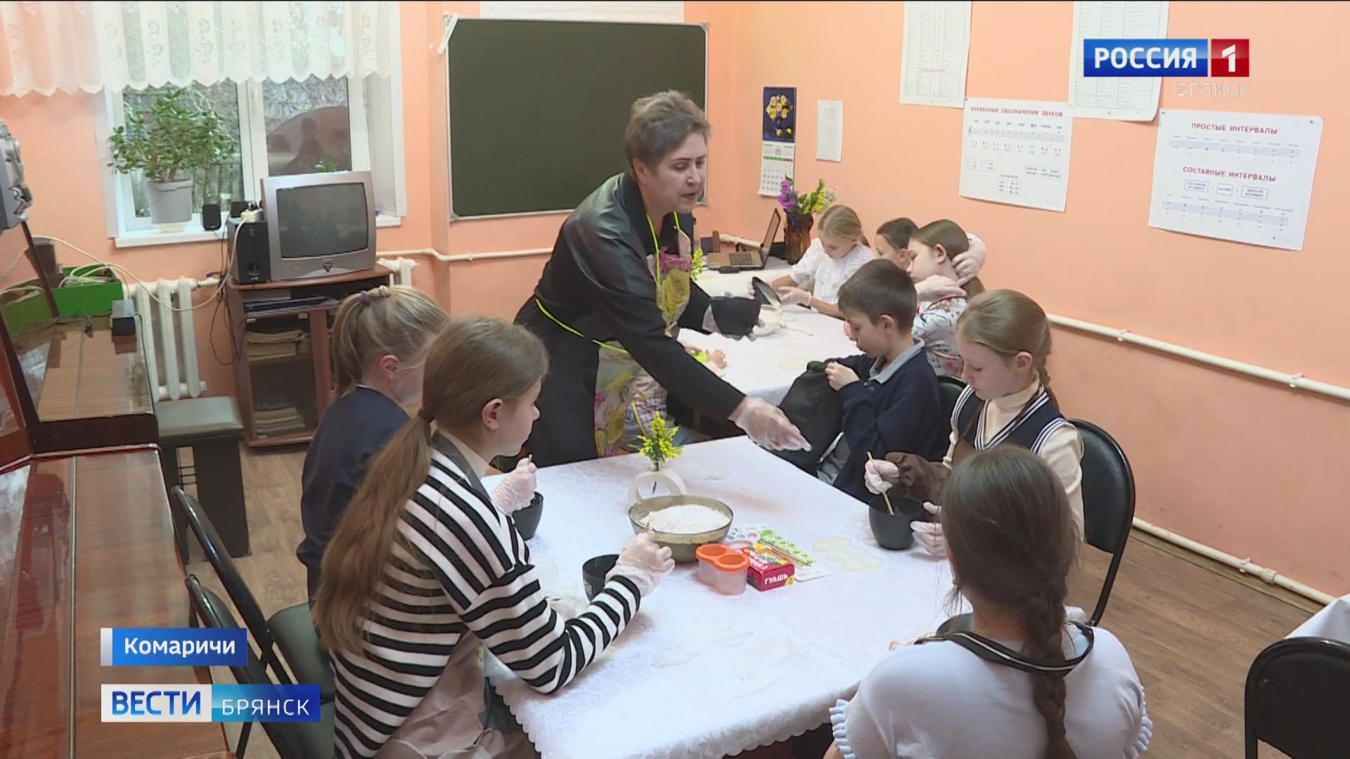 Комаричский педагог учит детей мастерству гипсовой лепки