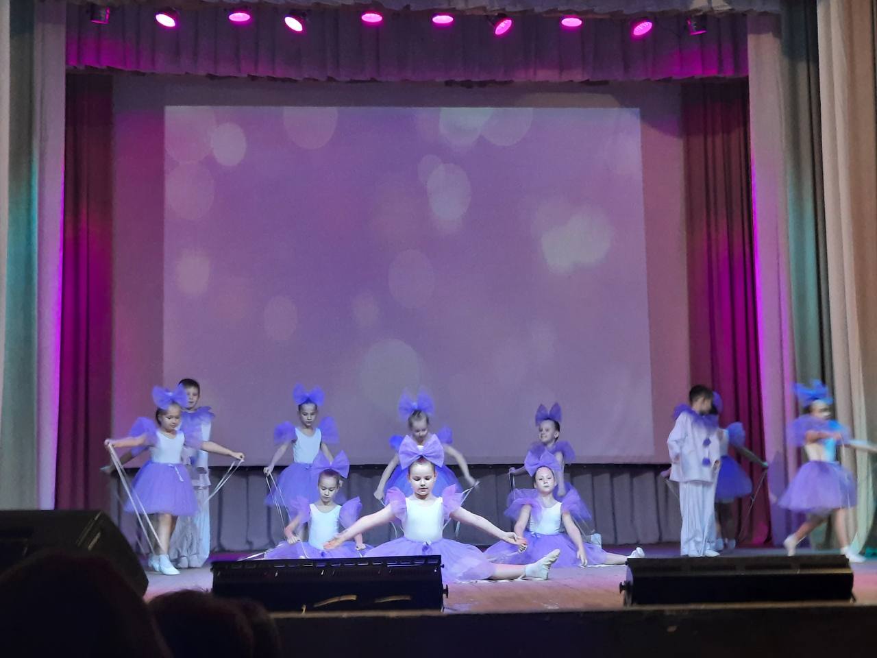 В преддверии Дня матери во дворце культуры поселка Белые Брега состоялся праздничный концерт «Мир начинается с мамы» В преддверии Дня матери во дворце культуры поселка Белые Брега состоялся праздничный концерт «Мир начинается с мамы»