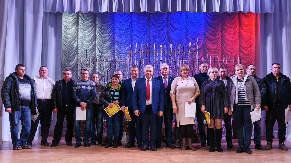 В Погарском районе подвели итоги сельскохозяйственного года и наградили передовиков