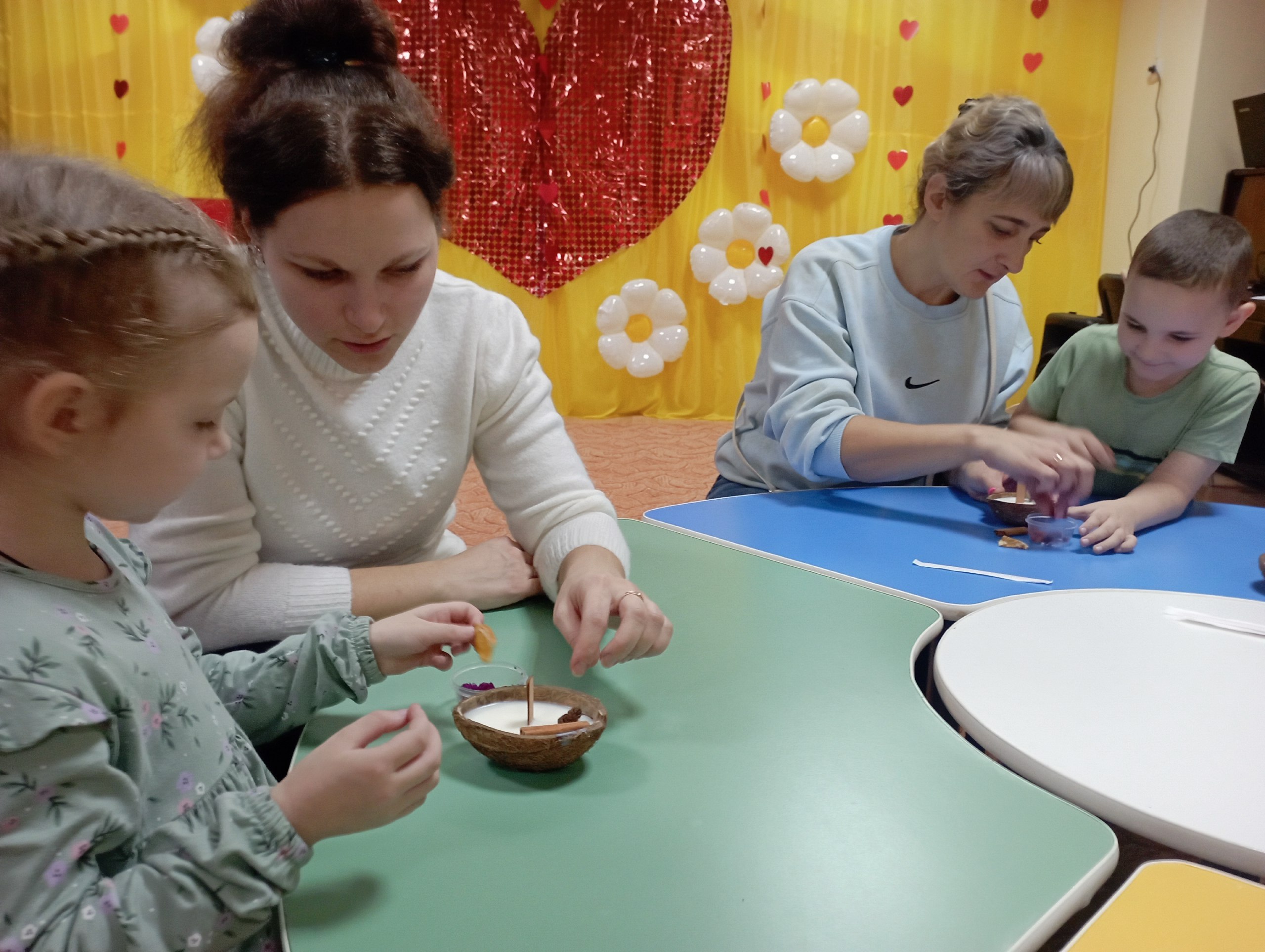 В преддверии Дня Матери в детском саду № 26 «Ласточка» была организована неделя совместного творчества «Мастерская счастья», целью которой стало укрепление связи между детьми и их матерями, а также развитие творческих... В преддверии Дня Матери в детском саду № 26 «Ласточка» была организована неделя совместного творчества «Мастерская счастья», целью которой стало укрепление связи между детьми и их матерями, а также развитие творческих...