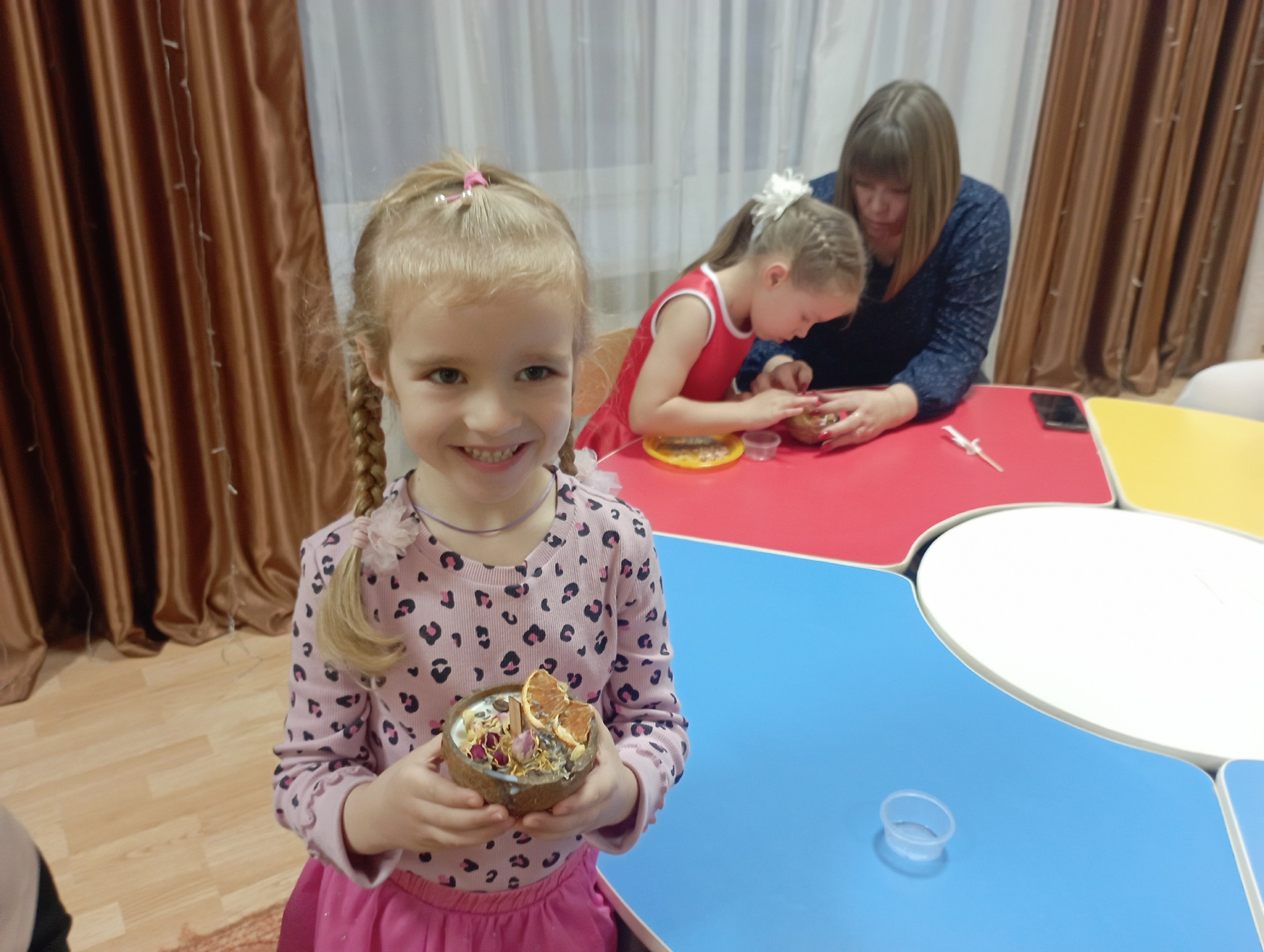 В преддверии Дня Матери в детском саду № 26 «Ласточка» была организована неделя совместного творчества «Мастерская счастья», целью которой стало укрепление связи между детьми и их матерями, а также развитие творческих... В преддверии Дня Матери в детском саду № 26 «Ласточка» была организована неделя совместного творчества «Мастерская счастья», целью которой стало укрепление связи между детьми и их матерями, а также развитие творческих...