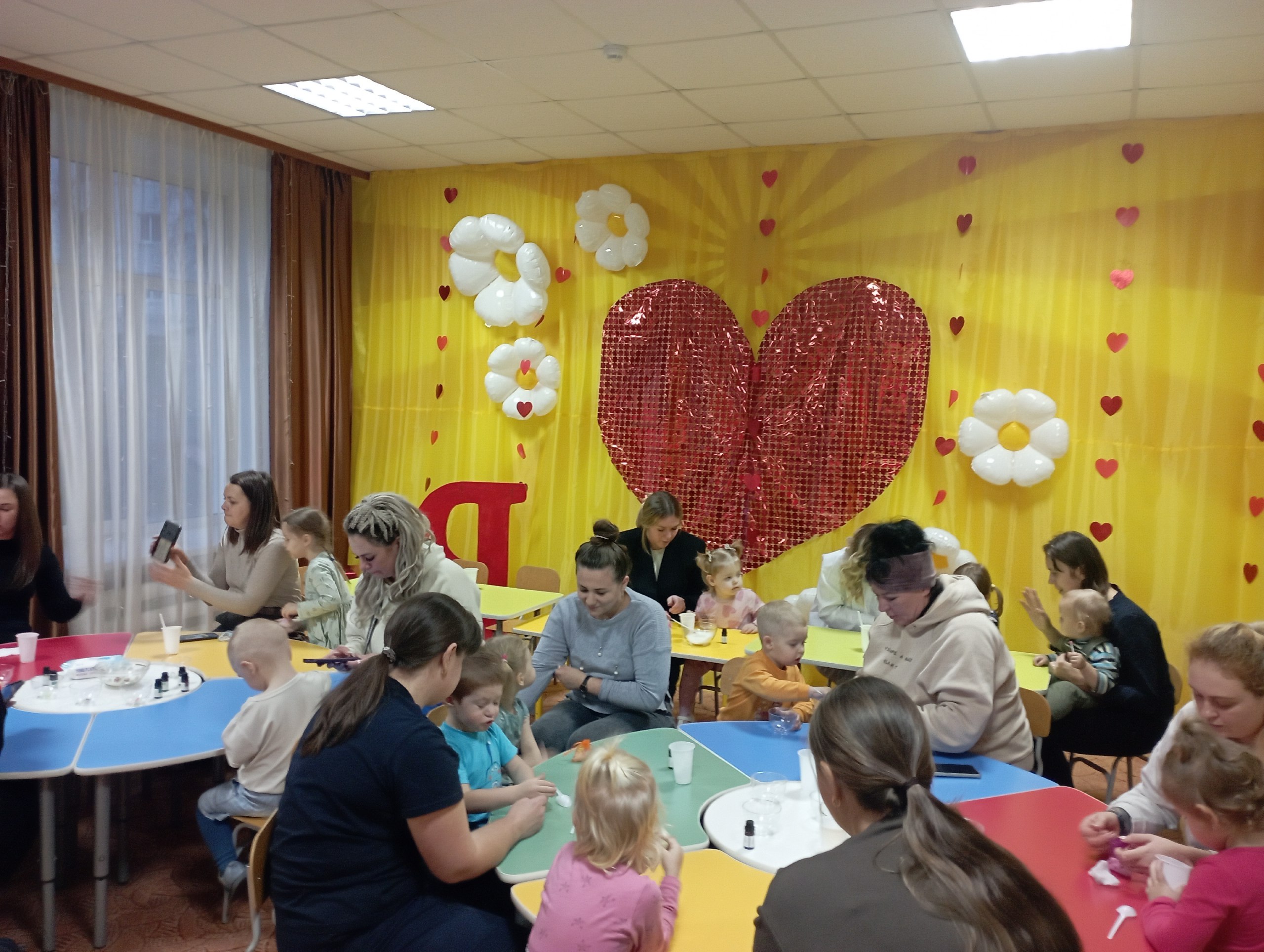 В преддверии Дня Матери в детском саду № 26 «Ласточка» была организована неделя совместного творчества «Мастерская счастья», целью которой стало укрепление связи между детьми и их матерями, а также развитие творческих... В преддверии Дня Матери в детском саду № 26 «Ласточка» была организована неделя совместного творчества «Мастерская счастья», целью которой стало укрепление связи между детьми и их матерями, а также развитие творческих...