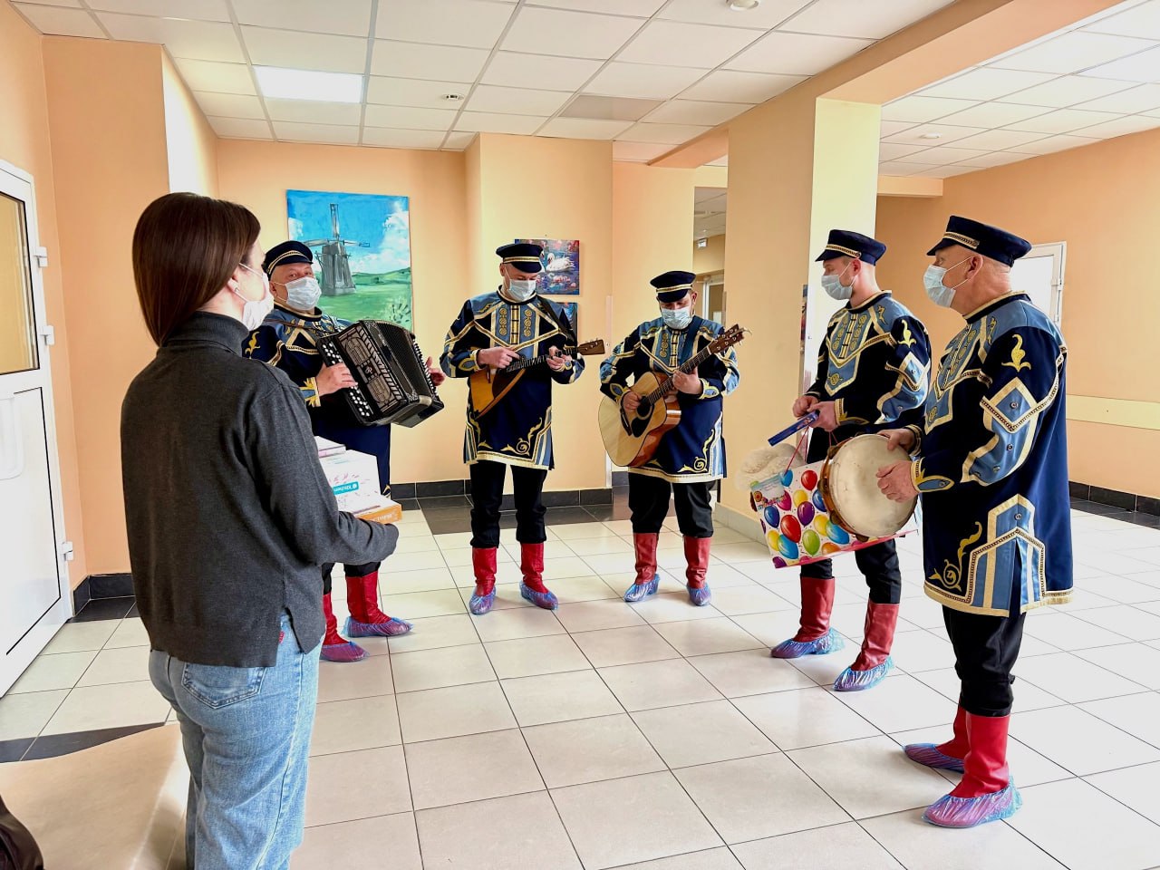 Мамино сердечко. Накануне праздника Дня матери благотворительный фонд «Ванечка» с особой заботой и вниманием организовал для мам, находящихся вместе с маленькими пациентами в стенах отделения гематологии, онкологии и... Мамино сердечко. Накануне праздника Дня матери благотворительный фонд «Ванечка» с особой заботой и вниманием организовал для мам, находящихся вместе с маленькими пациентами в стенах отделения гематологии, онкологии и...