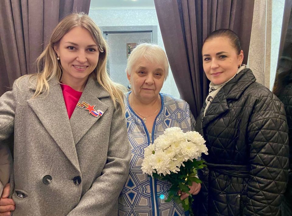 Совместно с координатором фонда «Защитники Отечества» поздравили матерей участников боевых действий с наступающим праздником — Днём матери!