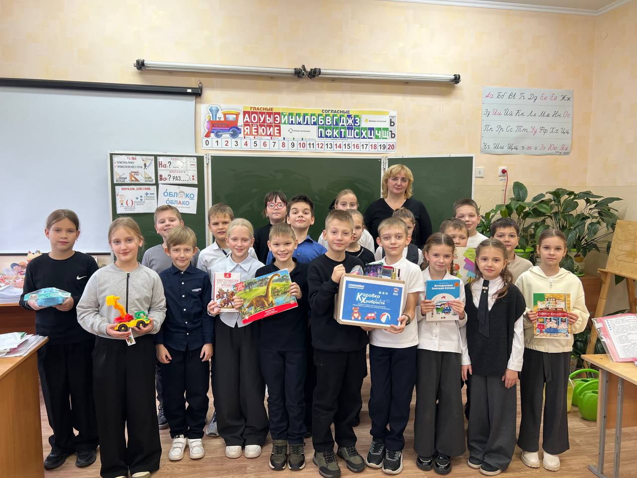 В рамках Недели Добрых дел -активисты Движения Первых КСОШ №1 приняли участие в благотворительной акции "Коробка храбрости» В рамках Недели Добрых дел -активисты Движения Первых КСОШ №1 приняли участие в благотворительной акции "Коробка храбрости»