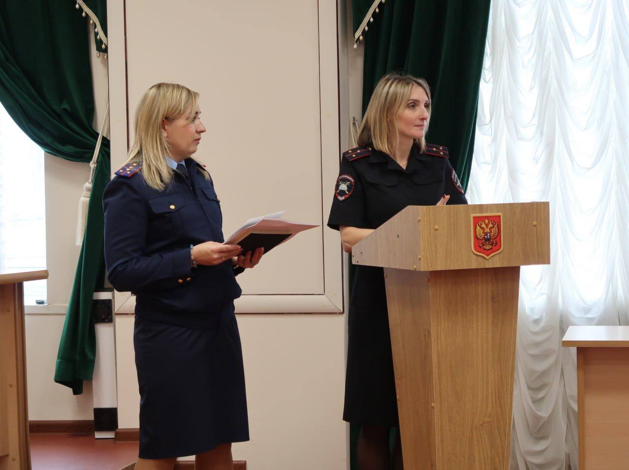 Брянские автоинспекторы провели занятие по дорожной безопасности для следователей регионального управления СК России Брянские автоинспекторы провели занятие по дорожной безопасности для следователей регионального управления СК России