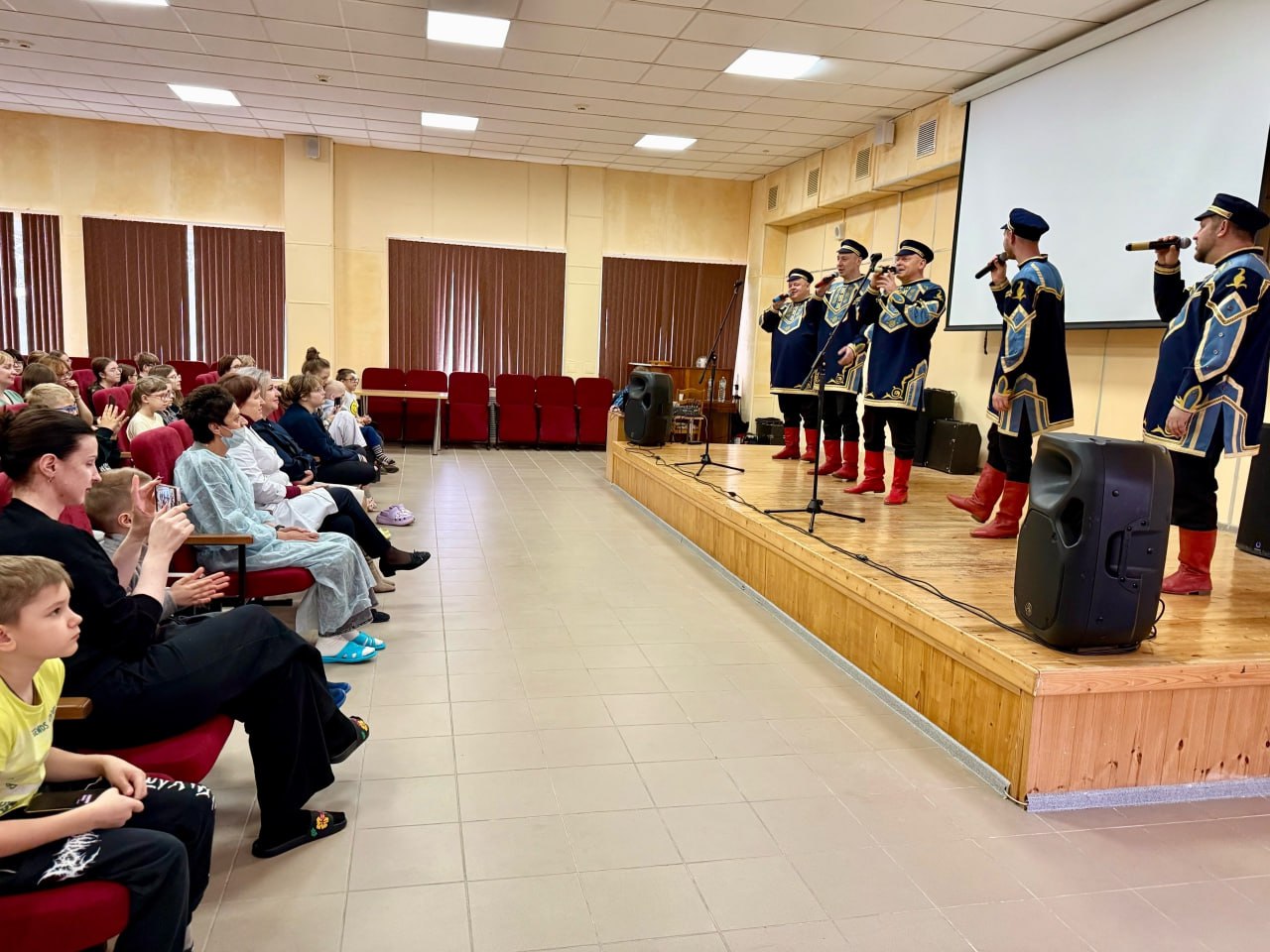 Мамино сердечко. Накануне праздника Дня матери благотворительный фонд «Ванечка» с особой заботой и вниманием организовал для мам, находящихся вместе с маленькими пациентами в стенах отделения гематологии, онкологии и... Мамино сердечко. Накануне праздника Дня матери благотворительный фонд «Ванечка» с особой заботой и вниманием организовал для мам, находящихся вместе с маленькими пациентами в стенах отделения гематологии, онкологии и...