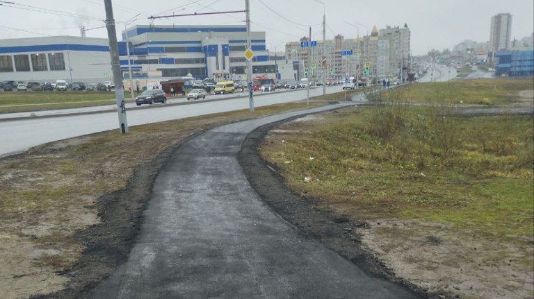 В Брянске уложили долгожданный тротуар от «Аэропарка» до Дворца единоборств