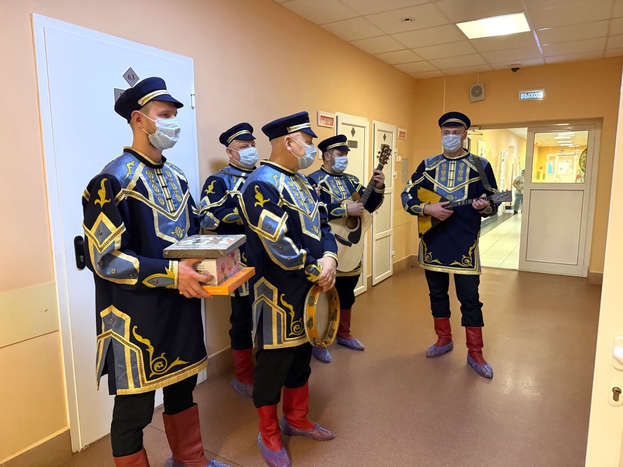 Мамино сердечко. Накануне праздника Дня матери благотворительный фонд «Ванечка» с особой заботой и вниманием организовал для мам, находящихся вместе с маленькими пациентами в стенах отделения гематологии, онкологии и... Мамино сердечко. Накануне праздника Дня матери благотворительный фонд «Ванечка» с особой заботой и вниманием организовал для мам, находящихся вместе с маленькими пациентами в стенах отделения гематологии, онкологии и...