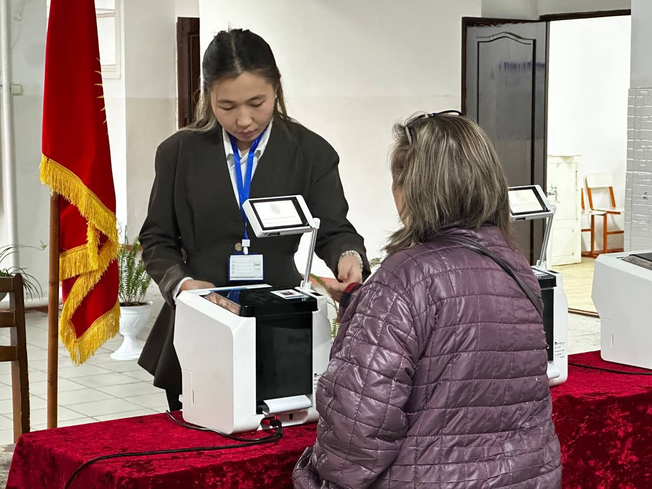 Председатель Избирательной комиссии Брянской области Елена Анненкова наблюдает в городе Бишкек за досрочными выборами депутатов Верховного совета – однопалатного национального парламента Киргизской Республики Председатель Избирательной комиссии Брянской области Елена Анненкова наблюдает в городе Бишкек за досрочными выборами депутатов Верховного совета – однопалатного национального парламента Киргизской Республики