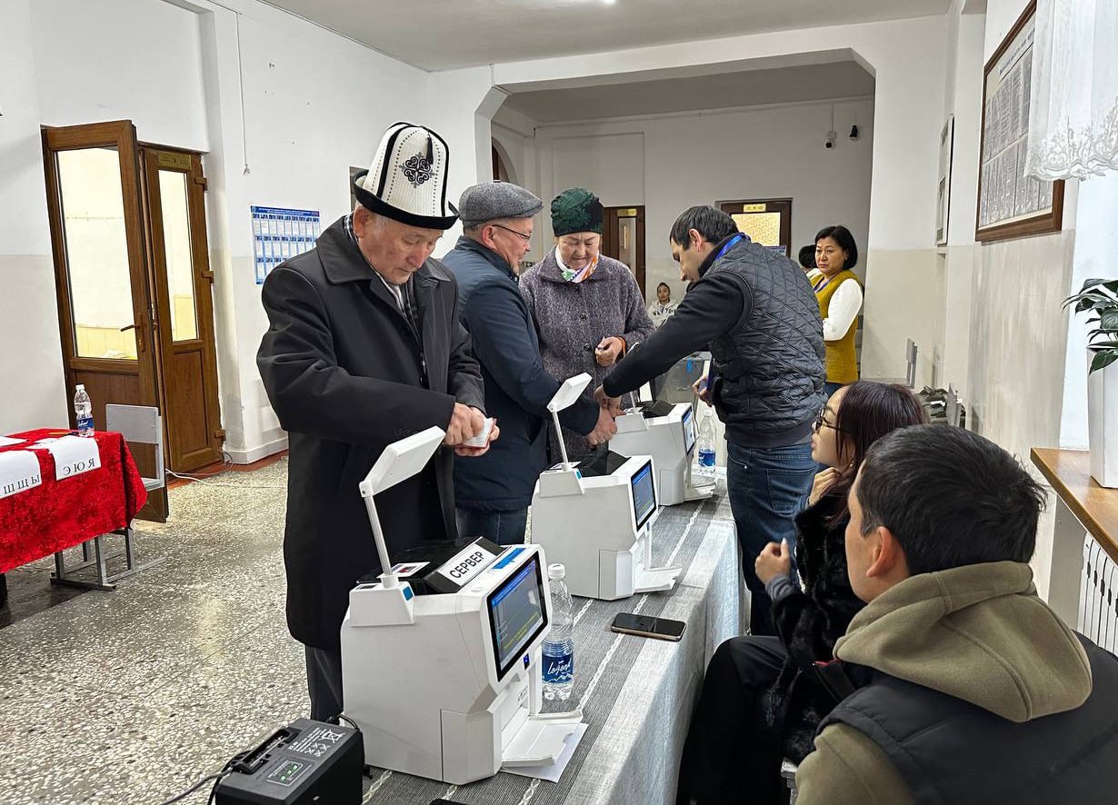 Председатель Избирательной комиссии Брянской области Елена Анненкова наблюдает в городе Бишкек за досрочными выборами депутатов Верховного совета – однопалатного национального парламента Киргизской Республики Председатель Избирательной комиссии Брянской области Елена Анненкова наблюдает в городе Бишкек за досрочными выборами депутатов Верховного совета – однопалатного национального парламента Киргизской Республики