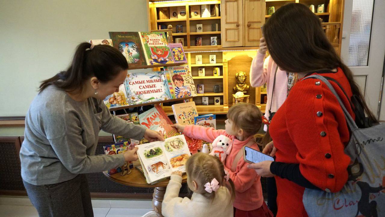 Сегодня в Брянском областном театре кукол отметили замечательный праздник - День матери! Дети смогли своими руками сделать мамам в подарок волшебный цветок Сегодня в Брянском областном театре кукол отметили замечательный праздник - День матери! Дети смогли своими руками сделать мамам в подарок волшебный цветок