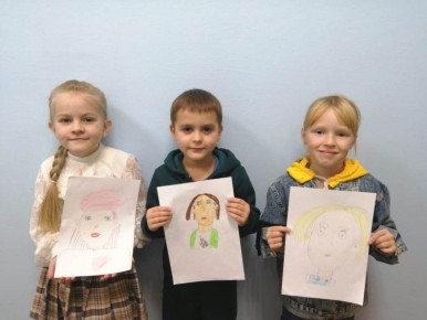 В честь Дня матери в отделении дневного пребывания и реабилитации, прошла неделя тематических творческих занятий на тему «Портрет мамы»