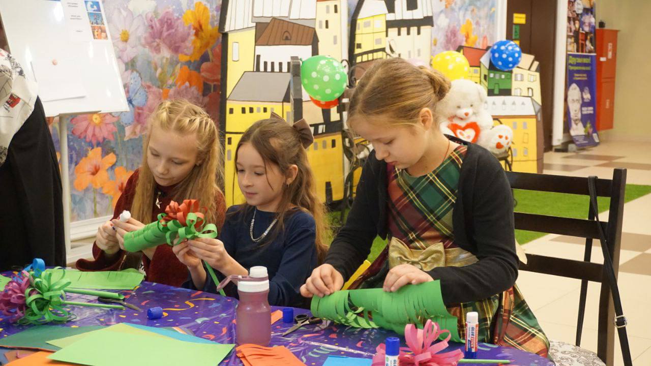 Сегодня в Брянском областном театре кукол отметили замечательный праздник - День матери! Дети смогли своими руками сделать мамам в подарок волшебный цветок Сегодня в Брянском областном театре кукол отметили замечательный праздник - День матери! Дети смогли своими руками сделать мамам в подарок волшебный цветок