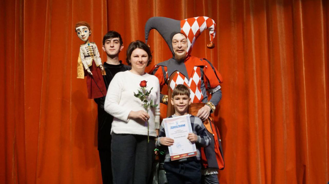 Сегодня в Брянском областном театре кукол отметили замечательный праздник - День матери! Дети смогли своими руками сделать мамам в подарок волшебный цветок Сегодня в Брянском областном театре кукол отметили замечательный праздник - День матери! Дети смогли своими руками сделать мамам в подарок волшебный цветок