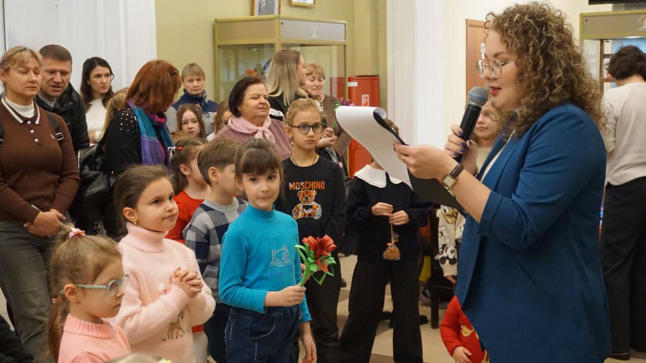 Сегодня в Брянском областном театре кукол отметили замечательный праздник - День матери! Дети смогли своими руками сделать мамам в подарок волшебный цветок Сегодня в Брянском областном театре кукол отметили замечательный праздник - День матери! Дети смогли своими руками сделать мамам в подарок волшебный цветок