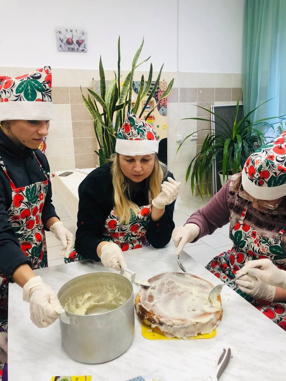 В честь Дня Матери Дарковичском доме-интернате для престарелых и инвалидов состоялся кулинарный час, на котором испекли вкусный торт В честь Дня Матери Дарковичском доме-интернате для престарелых и инвалидов состоялся кулинарный час, на котором испекли вкусный торт