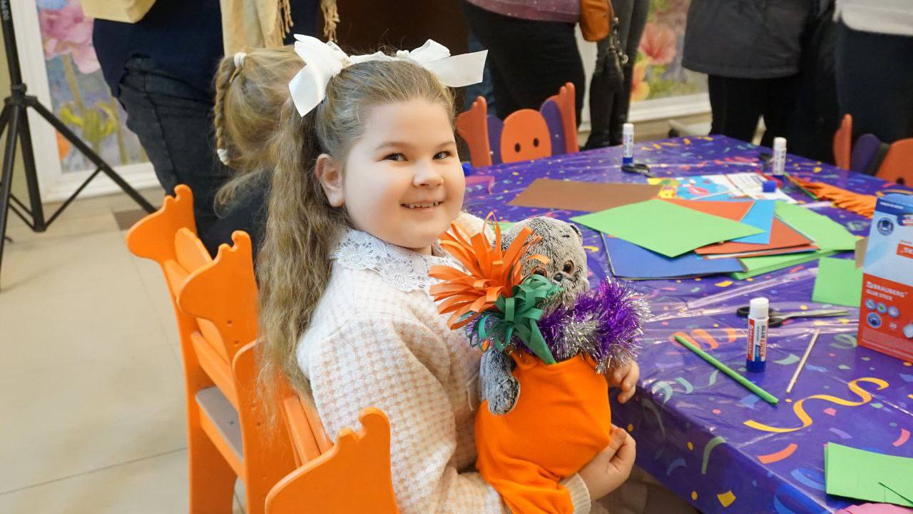 Сегодня в Брянском областном театре кукол отметили замечательный праздник - День матери! Дети смогли своими руками сделать мамам в подарок волшебный цветок Сегодня в Брянском областном театре кукол отметили замечательный праздник - День матери! Дети смогли своими руками сделать мамам в подарок волшебный цветок