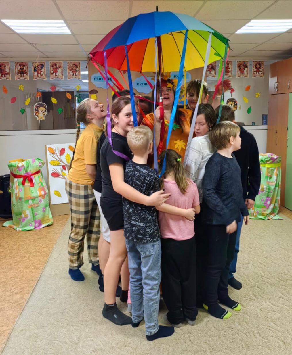 Заглянул сегодня праздник в каждый дом Заглянул сегодня праздник в каждый дом