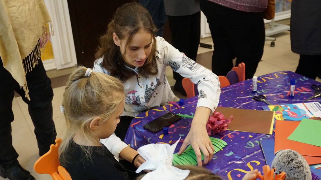 Сегодня в Брянском областном театре кукол отметили замечательный праздник - День матери! Дети смогли своими руками сделать мамам в подарок волшебный цветок Сегодня в Брянском областном театре кукол отметили замечательный праздник - День матери! Дети смогли своими руками сделать мамам в подарок волшебный цветок