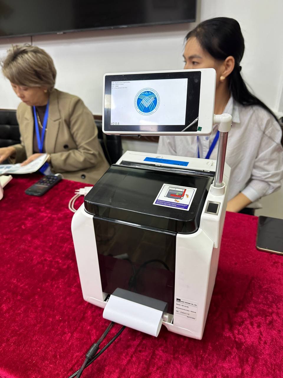 Председатель Избирательной комиссии Брянской области Елена Анненкова наблюдает в городе Бишкек за досрочными выборами депутатов Верховного совета – однопалатного национального парламента Киргизской Республики Председатель Избирательной комиссии Брянской области Елена Анненкова наблюдает в городе Бишкек за досрочными выборами депутатов Верховного совета – однопалатного национального парламента Киргизской Республики