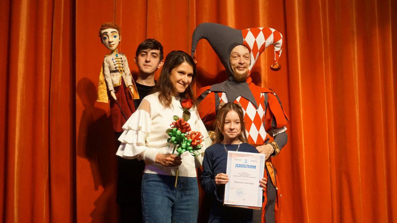 Сегодня в Брянском областном театре кукол отметили замечательный праздник - День матери! Дети смогли своими руками сделать мамам в подарок волшебный цветок Сегодня в Брянском областном театре кукол отметили замечательный праздник - День матери! Дети смогли своими руками сделать мамам в подарок волшебный цветок