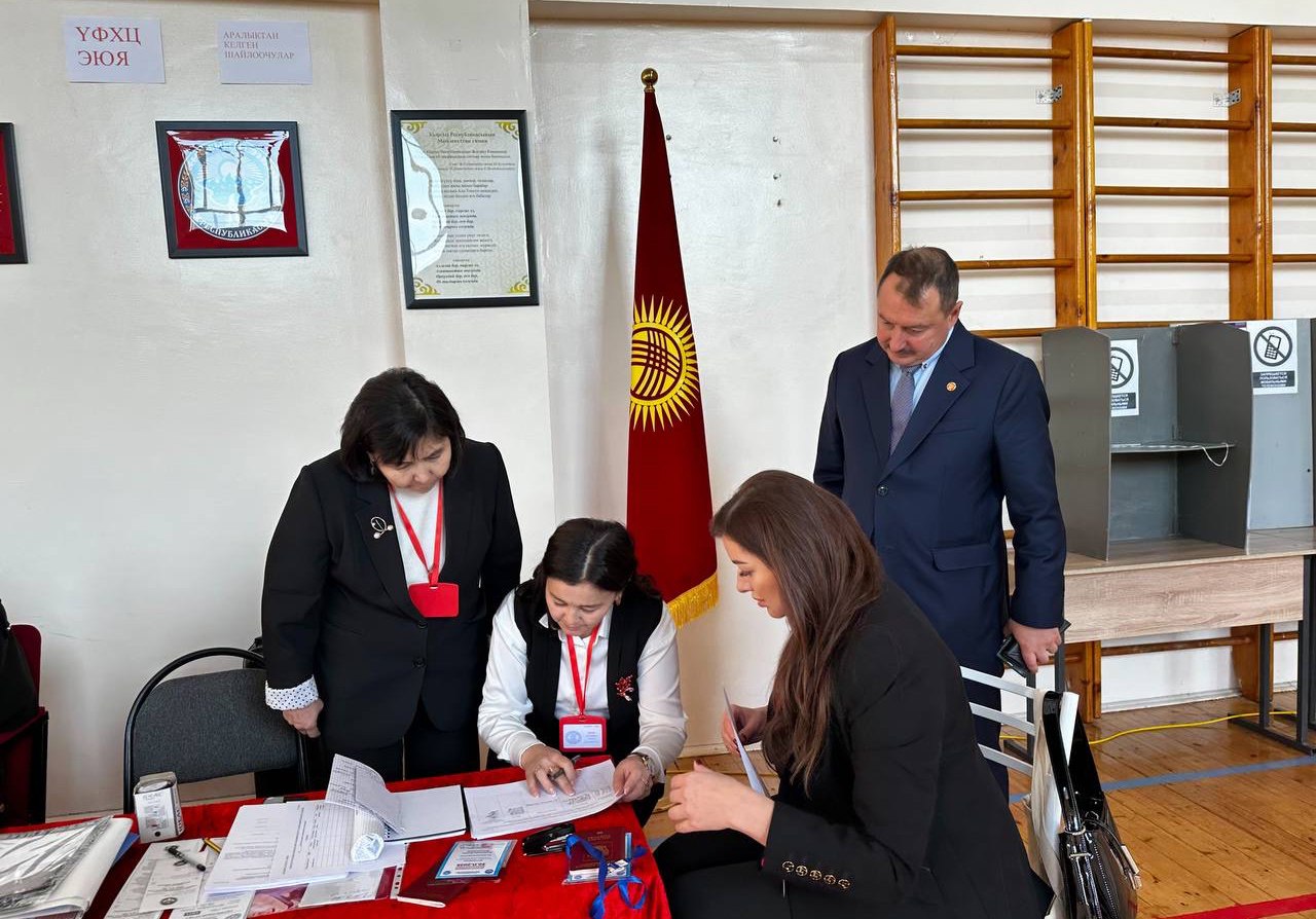 Председатель Избирательной комиссии Брянской области Елена Анненкова наблюдает в городе Бишкек за досрочными выборами депутатов Верховного совета – однопалатного национального парламента Киргизской Республики Председатель Избирательной комиссии Брянской области Елена Анненкова наблюдает в городе Бишкек за досрочными выборами депутатов Верховного совета – однопалатного национального парламента Киргизской Республики