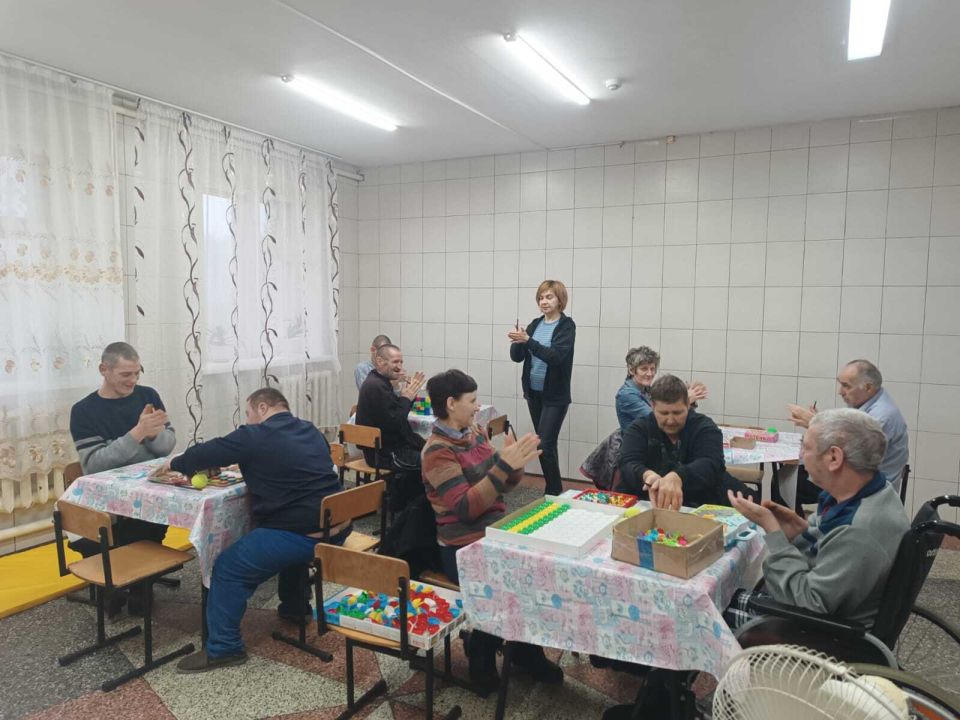 Знаете, с чего начинается наше продуктивное занятие с психологом? С маленькой, но очень важной традиции - разминки! Это целый ритуал, который помогает нашим подопечным: