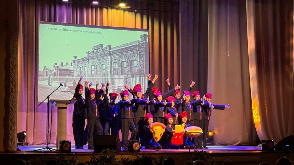 Танцевальный коллектив «Акварель» ЦДТ руководитель Рословец И.Б. поздравил МБОУ СОШ № 4 им. В.И. Ленина с 120-летием