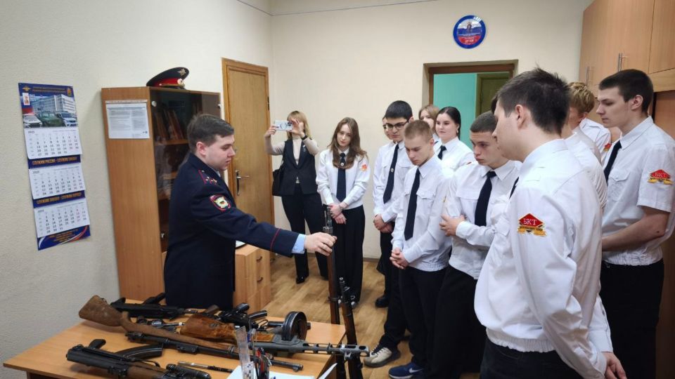 Студенты Брянского кооперативного техникума посетили криминалистическую лабораторию УМВД