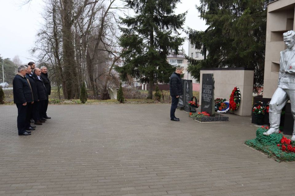 3 декабря в России отмечается День Неизвестного солдата – памятная дата, посвящённая всем пропавшим без вести и безымянным воинам, отдавшим свою жизнь за Родину